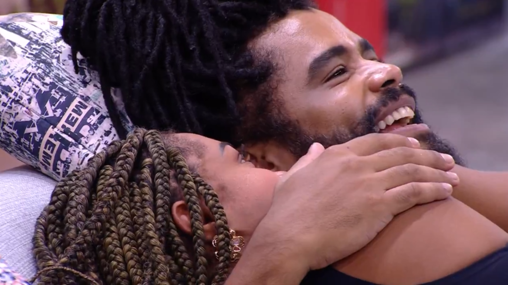 BBB 25: Aline e Diogo trocam carícias; Veja agora!