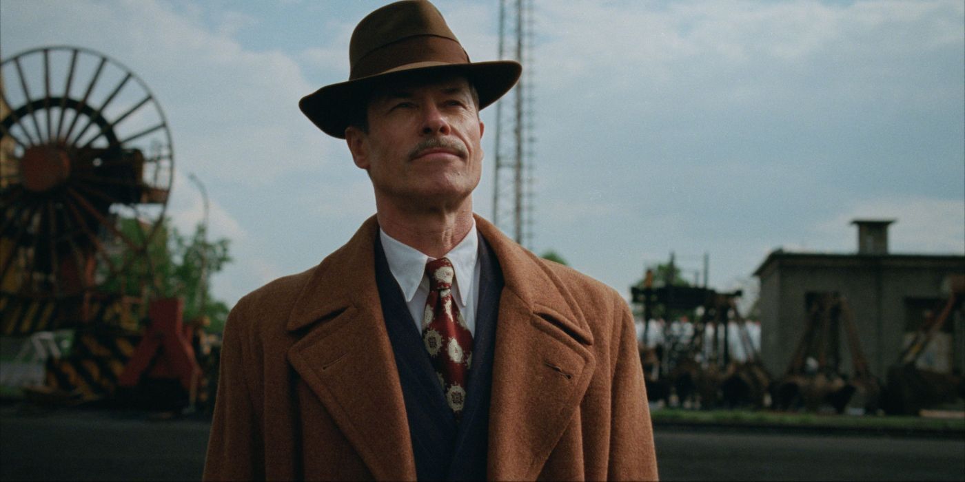 Guy Pearce como Harrison Lee Van Buren no brutalista.